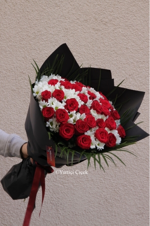 Red Roses and Daisies of Special Bouquet 